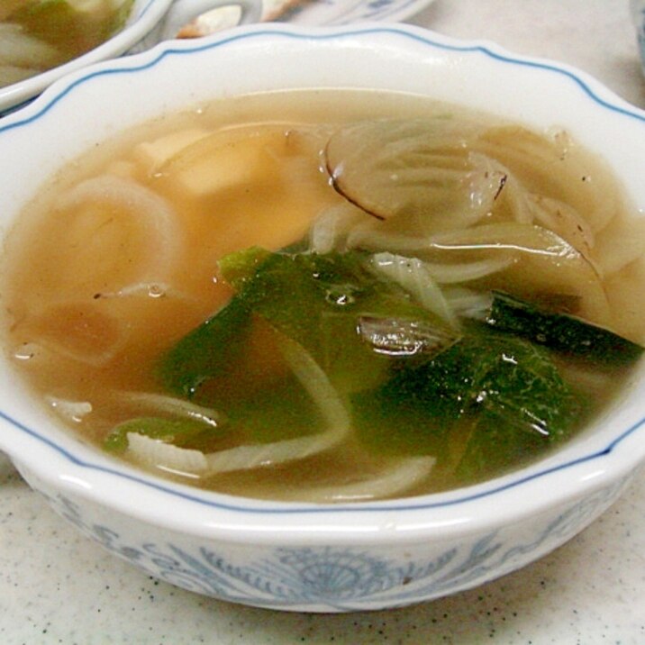 豆腐と玉葱、ワカメの中華スープ